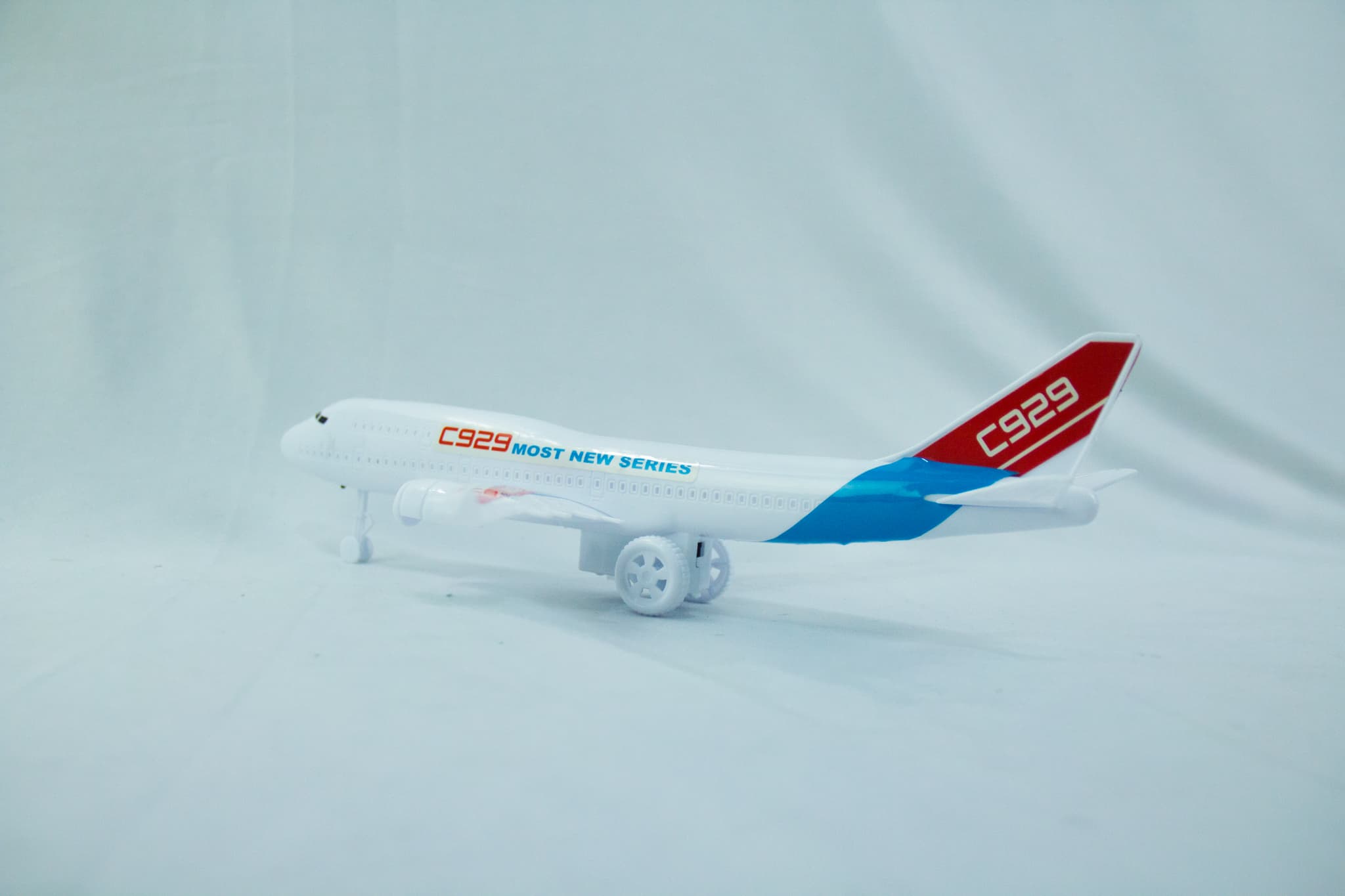 Aviao C929 Com Luz - Movido a Friccao